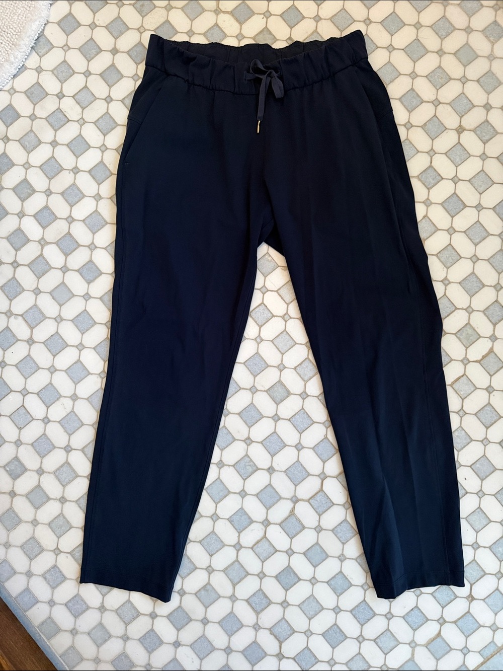 Women’s Lululemon on the fly 7/8 pants navy size 8 drawstring and elastic waist